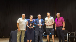 Ganadores de los Premios Preclaros 2025 junto al presidente de la Fundación La Sierra durante el acto de entrega en Enguera.